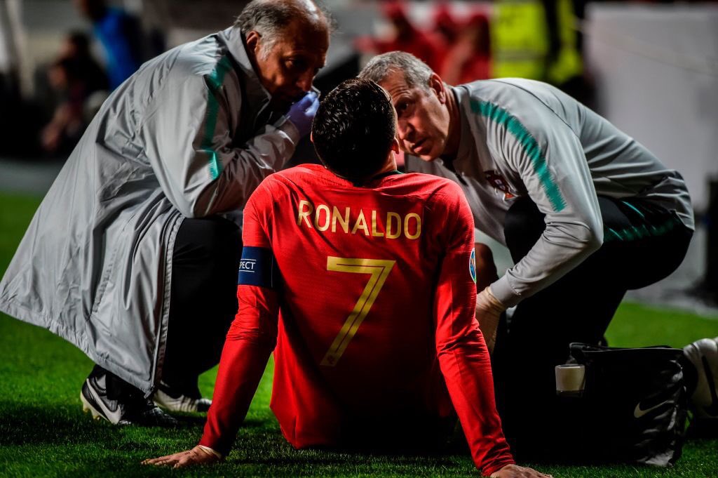 Ronaldo mengalami cedera hamstring saat Portugal bentrok lawan Serbia. (Foto: Twitter/@Ronaldo