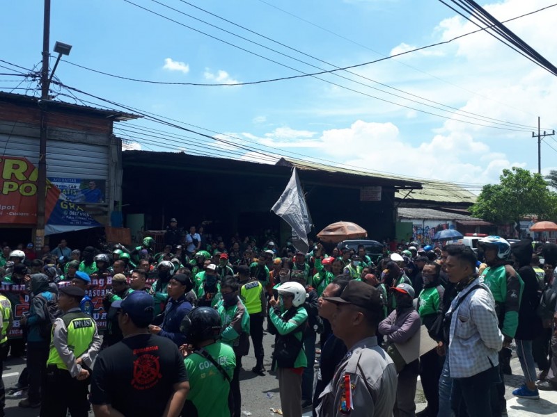 Demo pengemudi ojek online demo di Surabaya, pada 19 Maret 2019. (Foto: Alief Sambogo/ngopibareng.id)