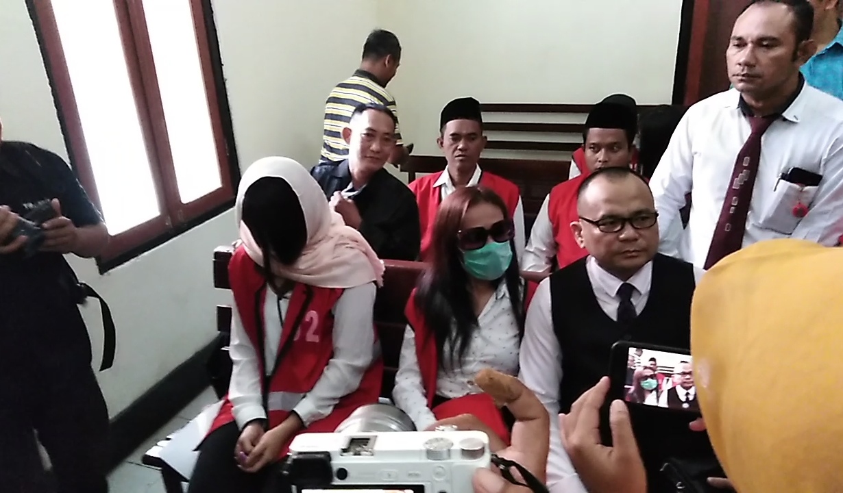 Sidang kasus prostitusi online di Pengadilan Negeri Surabaya, Senin 25 Maret 2019. (foto: Farid/ngopibareng.id)