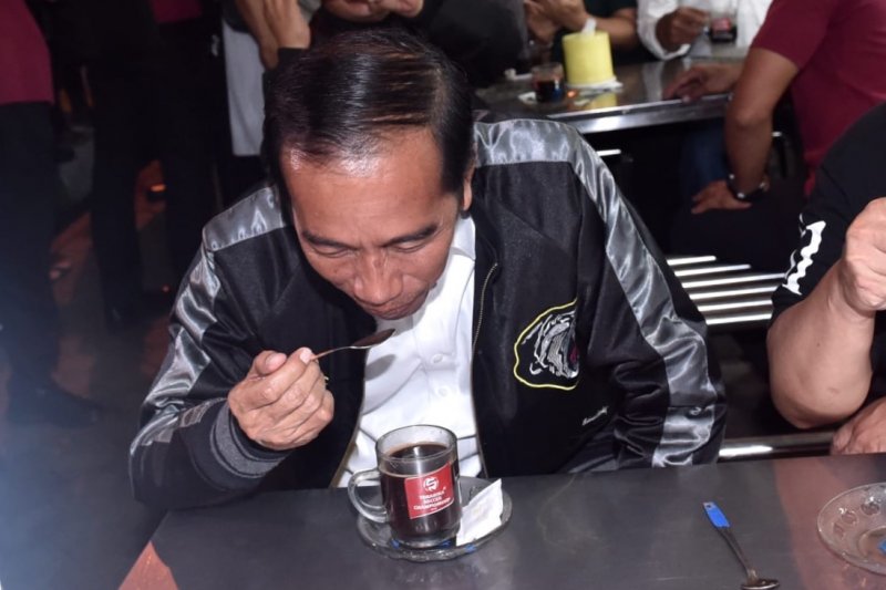 Calon Presiden nomor urut 01 Joko Widodo saat mencicipi kopi di Sentra Kuliner Sriwijaya Taman Trunojoyo, Kota Malang, Senin malam, 25 Maret 2019. (Foto: Tim Relawan Jokowi)