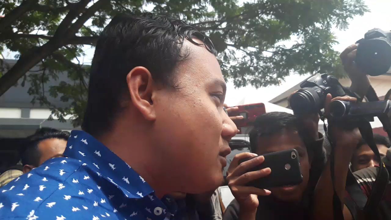 Fuad Bernardi usai diperiksa tiga jam lebih di Subdit Tipidter Polda Jatim, 26 Maret 2019. (Foto: Farid/ngopibareng.id) 