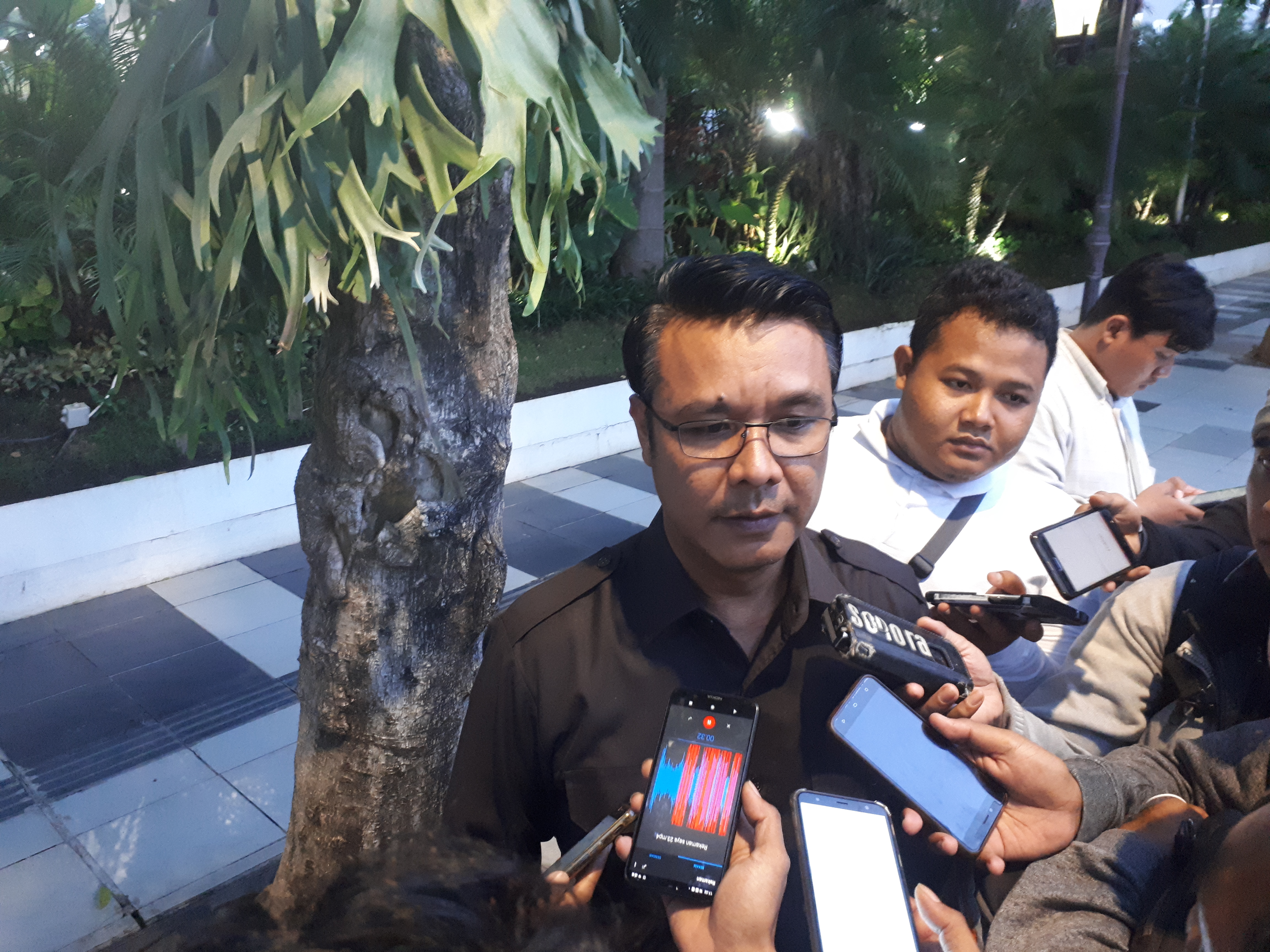 Kabag Humas Kota Surabaya, Muhammad Fikser, ketika memberi keterangan pada pers. (Foto: alief/ngopibareng.id)