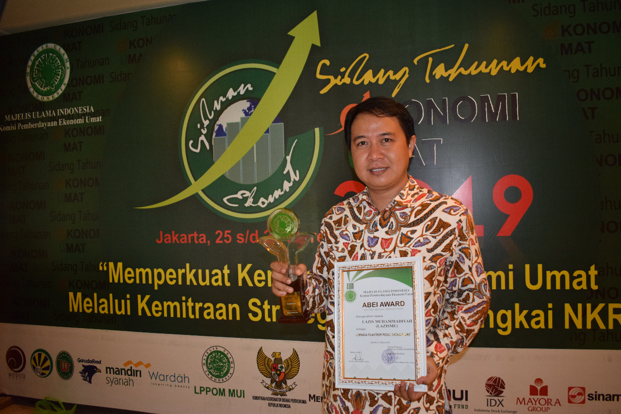 Penghargaan dari Komisi Pemberdayaan Ekonomi Umat, Majelis Ulama Indonesia (MUI), diterima Lazismu. (Foto: md for ngopibareng.id)