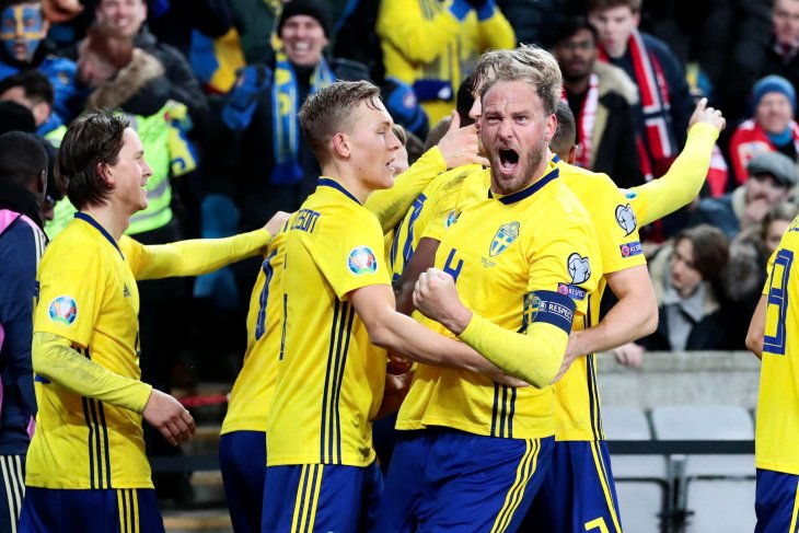 Pemain Swedia Andreas Granqvist melakukan selebrasi gol ketiga Swedia saat menghadapi Norwegia dalam pertandingan kualifikasi grup F Euro 2020 di Ullevaal Stadion, Oslo, Norwegia, Selasa, 26 Maret 2019. Akhirnya pertandingan berakhir imbang 3-3. (Foto: Reuters)