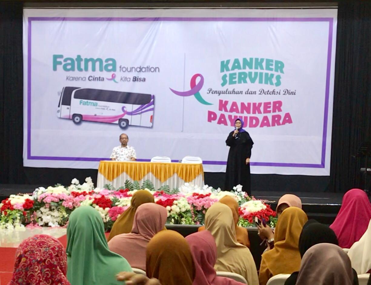 Founder Fatma Foundation, Fatma Saifullah Yusuf saat memberikan penyuluhan kanker servik dan payudara di Hotel Fatma, Jombang, Selasa, 27 Maret 2019. (Foto: Fatma Foundation)