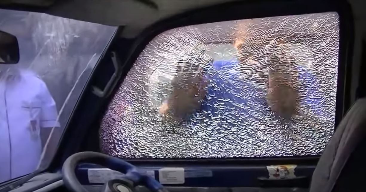 Ilustrasi pencurian dengan cara pecah kaca mobil. (Foto: Istimewa)