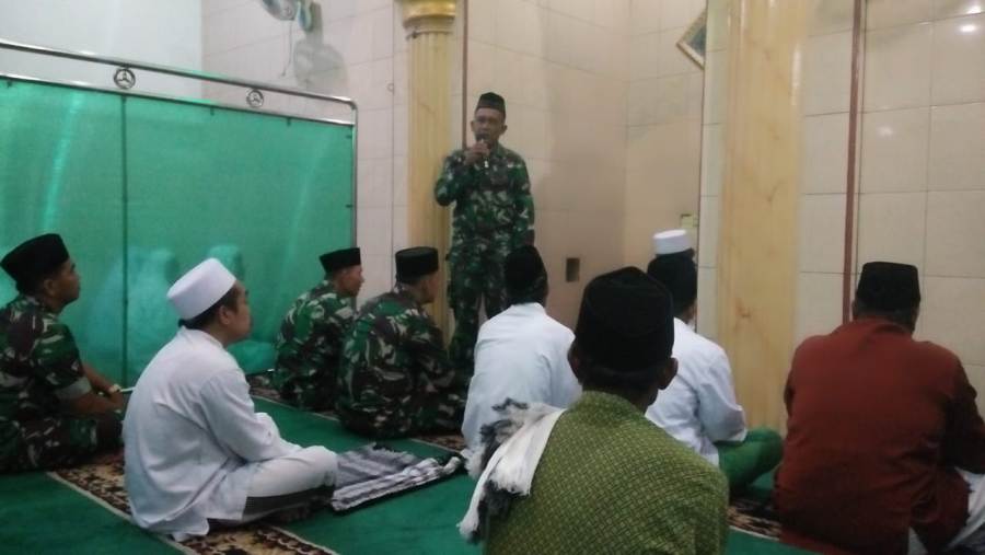 Danramil 0815/07 Jetis Kapten Inf Sasminto Saat Kegiatan Shalat Tahajud di Masjid Sabilul Khoirot Desa Ngabar