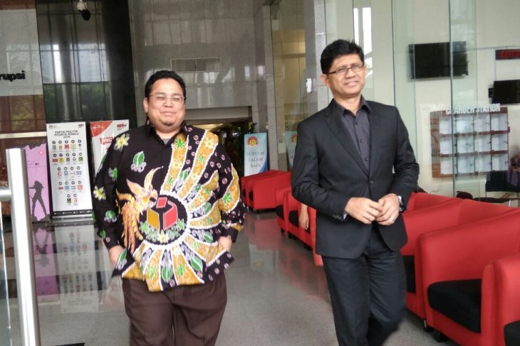 Wakil Ketua KPK Laode M Syarif (kanan) dan anggota Bawaslu Rahmat Bagja usai bertemu di gedung KPK, Jakarta, Rabu 27 Maret 2019. (Foto: Antara/Benardy Ferdiansyah)
