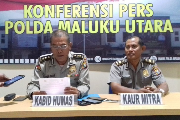 Kabid Humas Polda Malut AKBP Hendri Badar menggelar konferensi pers terkait pemecatan enam anggota Polda Malut di ruang Humas Mapolda pada Rabu 27 Maret 2019. (Foto: Antara/Abdul Fatah)