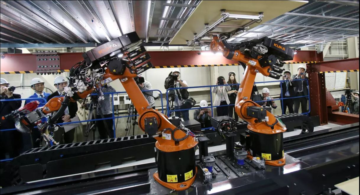 Perusahaan Shimizu Corp menunjukkan Robo-Buddy selama tur per ke laboratorium robot perusahaan konstruksi di Tokyo, Jepang. Robo-Buddy adalah robot multi guna. (Foto: AP/Koji Sasahara)