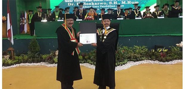 Pakde Karwo saat dianugerahi gelar Doktor HC, di UINSA, Rabu, 27 Maret 2019. (Foto: Farid/ngopibareng.id) 