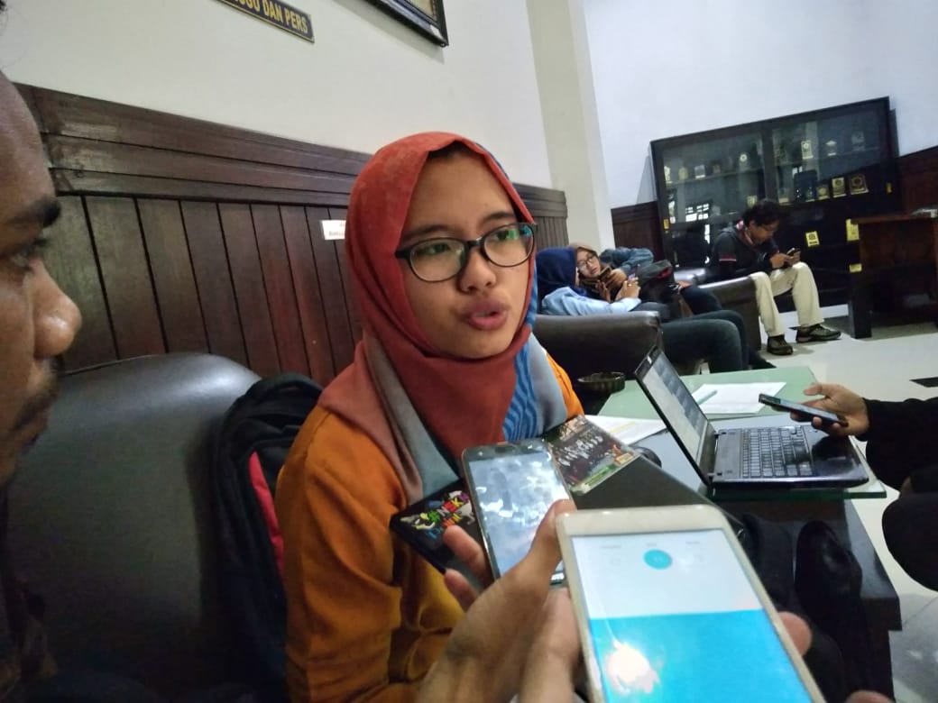 Divisi Advokasi MCW, Intan Dita saat memberikan keterangan pers. (Foto: Fajar/ngopibareng.id)