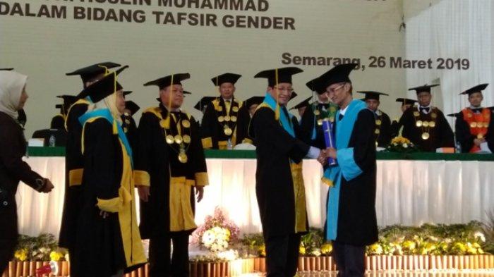 Gelar Doktor Honoris Causa untuk K. H. Husein Muhammad itu dianugerahkan untuk bidang Tafsir Gender pada Fakultas Ushuluddin dan Humaniora UIN Walisongo Semarang. (Foto: uinwalisongo for ngopibareng.id)