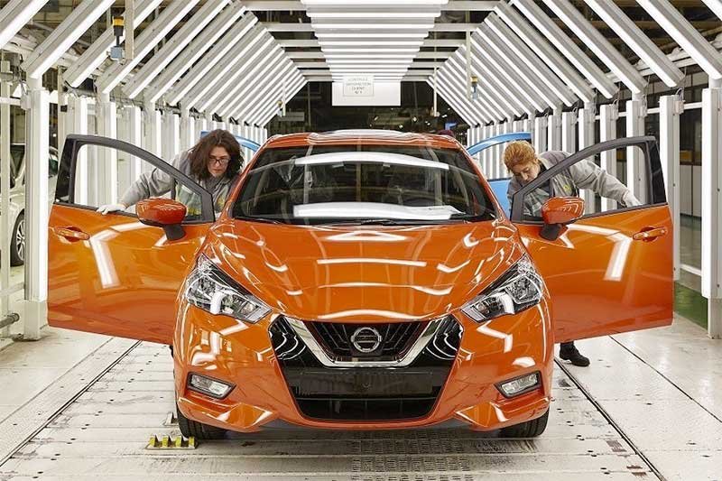Pekerja sedang mengerjakan proses akhir produksi Nissan Micra di pabrik Nissan. (Foto: Antara/Renault-Nissan-Mitsubishi)