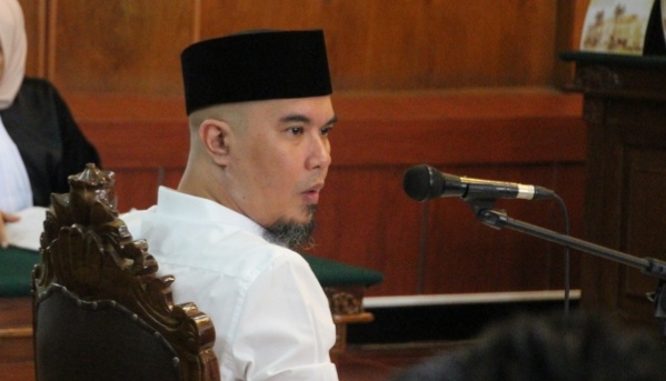 Ahmad Dhani Prasetyo, saat menjalani sidang di PN Surabaya. (Foto: Farid/ngopibareng.id)