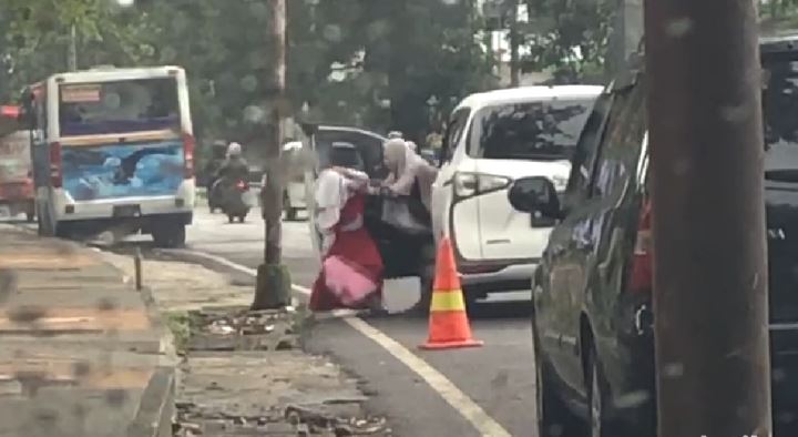Bocah SD tampak didorong keluar dari mobil oleh seorang wanita dewasa. (Foto: capture Instagram @lambe_turah, Facebook Yuni Rusmini)
