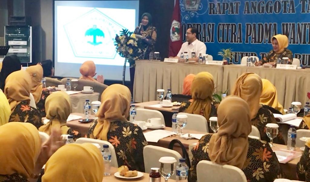 Ketua Badan Kerjasama Organisasi Wanita (BKOW) Jawa Timur Fatma Saifullah Yusuf saat memberikan sambutan di RAT Koperasi Citra Padma Wanita. (Foto: Istimewa)