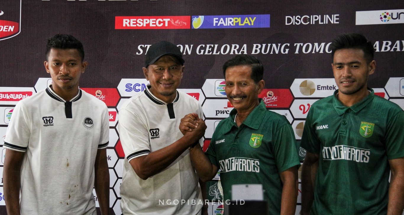 Pelatih Persebaya, Djajang Nurdjaman dengan Pelatih PS TIRA Persikabo, Rahmad Dharmawan. (Foto: Haris/ngopibareng.id)