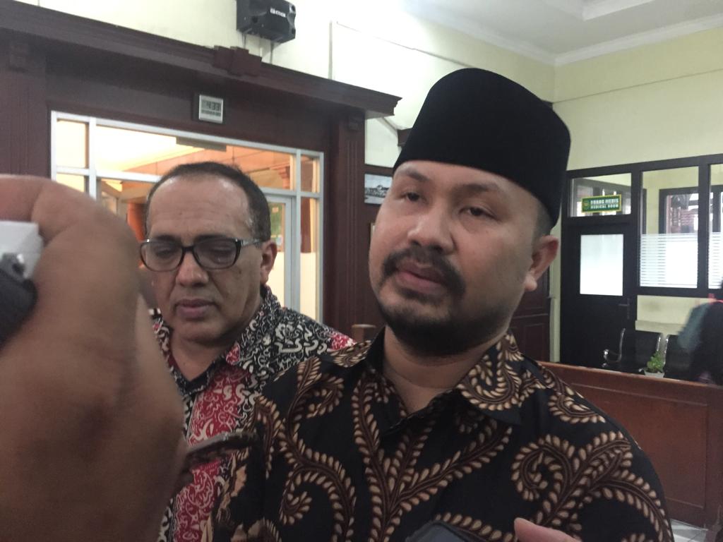 Wahid Asaadi, ditemui usai menghadiri persidangan Ahmad Dhani di Pengadilan Negeri (PN) Surabaya, Kamis, 28 Maret 2019. (Foto: Farid/ngopibareng.id) 