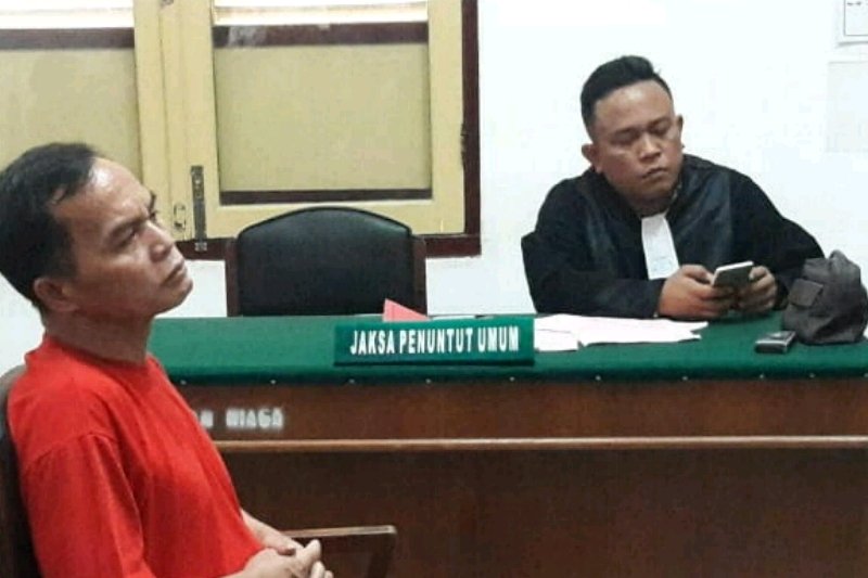 Terdakwa Kasim Ginting (59) oknum Guru Sekolah Menengah Pertama 8 Medan dihukum tujuh tahun penjara, di Pengadilan Negeri Medan, Kamis, karena dinyatakan terbukti besatu mencabuli keponakannya. (Foto: dok/antara)
