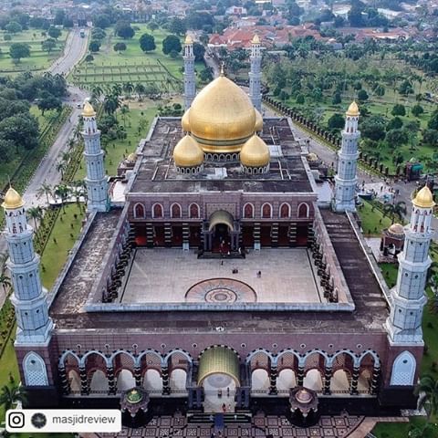 Masjid Dian Al Mahri atau lebih dikenal Masjid Kubah Emas di Kota Depok, Jawa Barat.