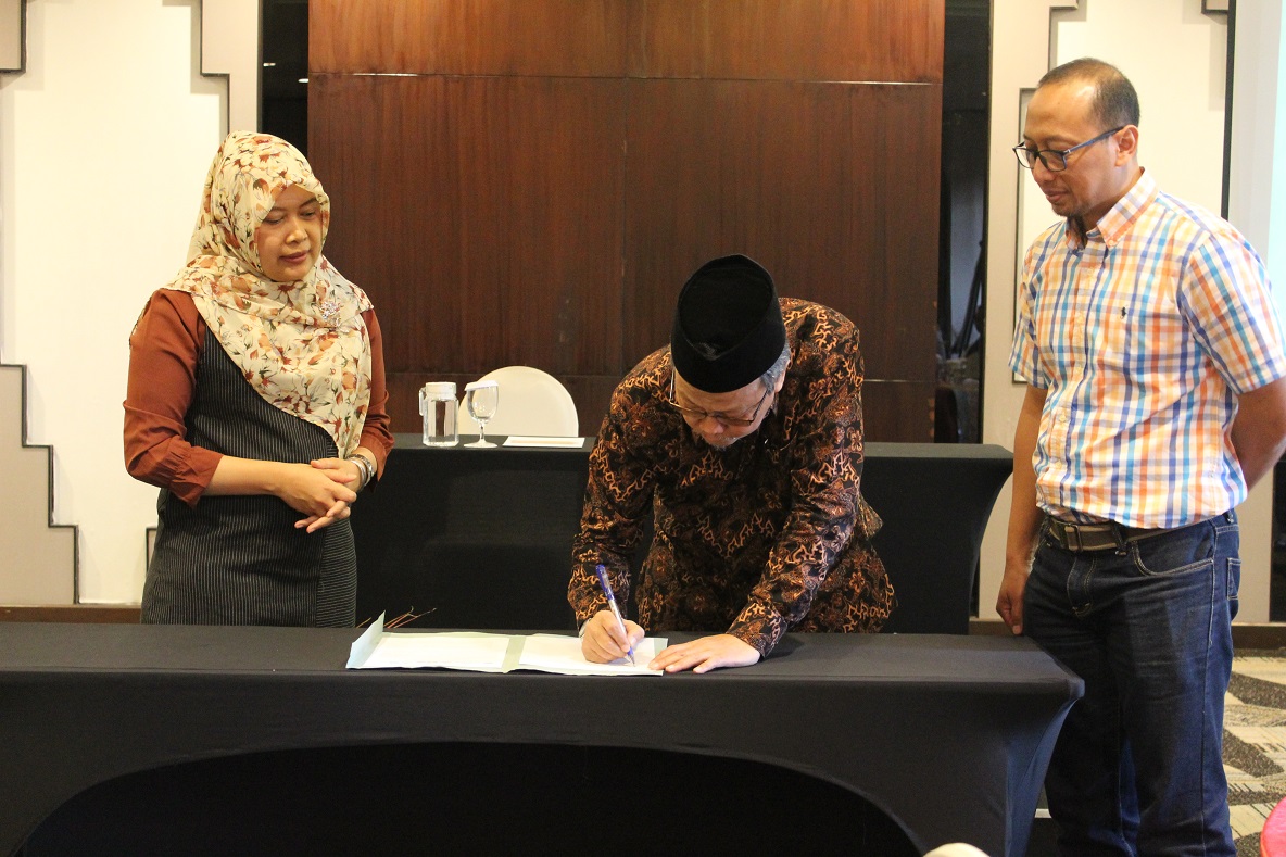 Ketua Muhammadiyah Tobacco Control Center (MTCC) Universitas Muhammadiyah Yogyakarta (UMY) Winny Setyonugroho (kiri). (Foto: md for ngopibareng.id)