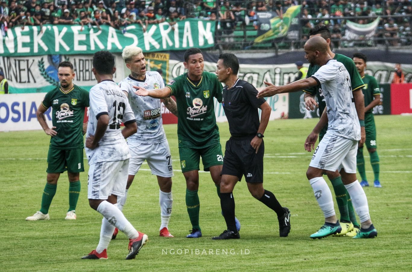Pemain Tira Persikabo lakukan protes kepada wasit Handri Kristanto saat Persebaya mendapatkan penalti. (foto: Haris/ngopibareng.id)