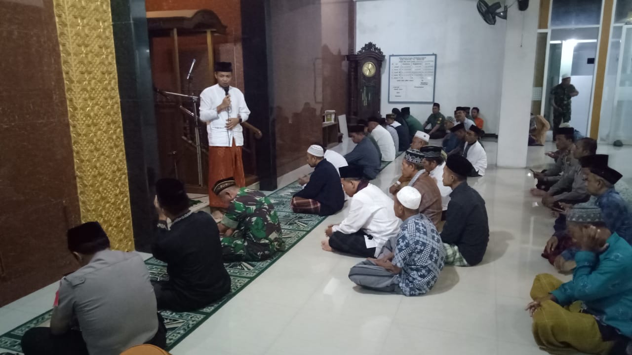 Dandim 0815 Letkol Kav Hermawan Weharima, SH, Saat Sambutan pada Kegiatan Ibadah Malam Di Masjid Al-Ikhlas Desa Terusan, Kecamatan Gedeg
