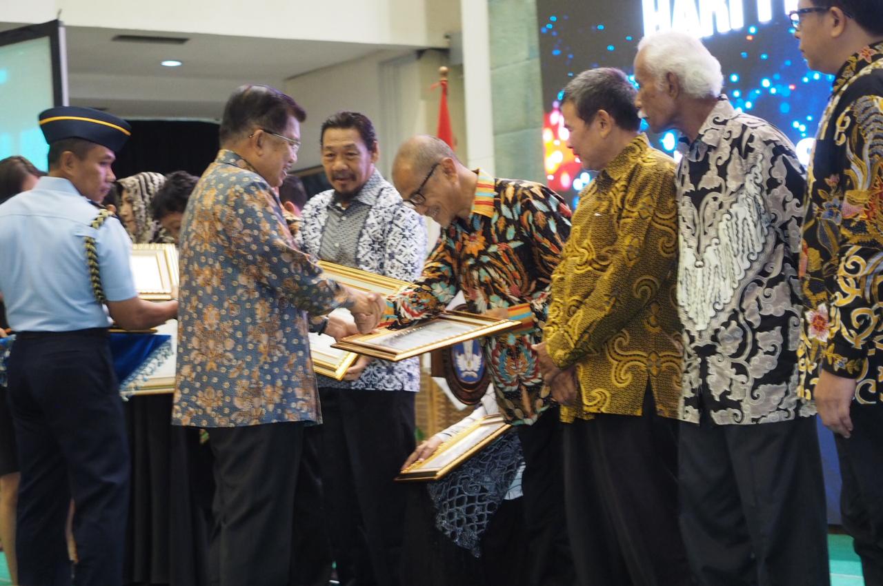 Wapres Jusuf Kalla menyerahkan penghargaan kepada insan film Indonesia. (Foto: Asmanu/ngopibareng.id)