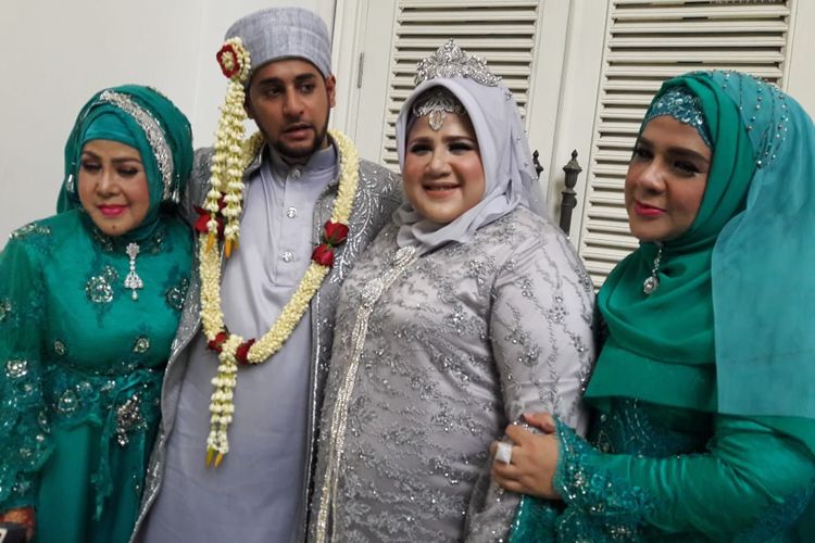 Elvy Sukaesih bersama putri bungsunya, Dhawiya Zaidah dan suaminya, Muhammad, serta anak sulung, Fitria Sukaesih. 