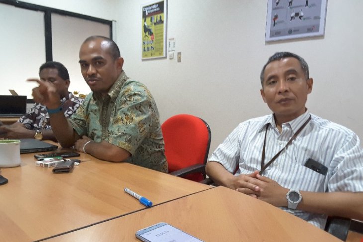   GM Telkom Papua Sugeng Widodo (kemeja bergaris), didampingi dua pejabat manager dilingkungan Telkom. (Foto: Antara/Evarukdijati)