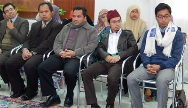 KH Nasrulloh Afandi (tengah) bersama para kiai generasi milenial. (Foto: nu for ngopibareng.id)