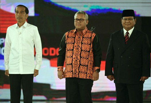 Capres nomor urut satu Joko Widodo dan capres nomor urut dua Prabowo Subianto dalam debat capres ke empat, Jumat, 30 Maret 2019. (Foto: Antara)