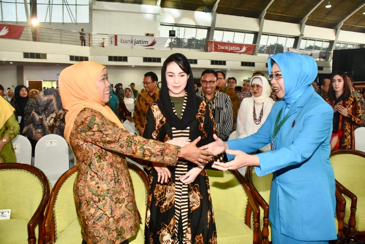 (Dari kiri) Gubernur Khofifah, Istri Wagub Jatim dan Ketua BKOW Fatma Saifullah Yusuf. (Foto: istimewa)