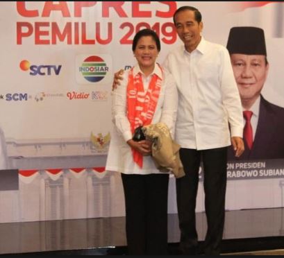 Iriana Jokowi mendampingi suami, Jokowi, dengan mengenakan kemeja putih dan syal cap 01 dalam Debat Capres Pemilu 2019 ke-4, Sabtu 30 Maret 2019.