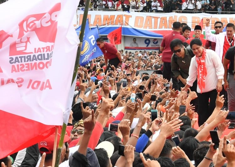 Iriana Jokowi memberikan syal kepada salah satu warga di Gowa Sulawesi Selatan, ketika kampanye terbuka Minggu, 31 Maret 2019. (Foto: Istimewa)