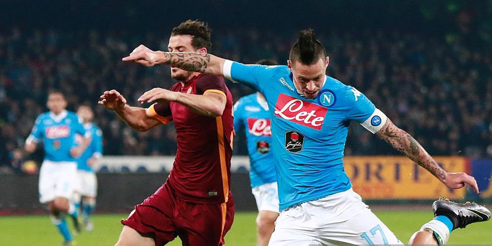 Marek Hamsik, salah satu gelandang adalan Napoli berebut bola dengan pemain AS Roma. Napoli berhasil mengalahkan tuan rumah dengan skor telak. (Foto: AFP)
