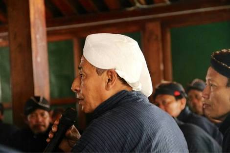 Habib Luthfi bin Yahya dari Pekalongan mengenakan blangkon khas Jawa. (Foto: dok ngopibareng.id)