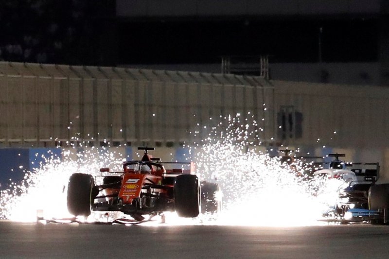 Pebalap Ferrari Sebastian Vettel mengalami kerusakan sayap depan ketika turun di balapan GP Bahrain yang digelar di Sirkuit Sakhir, Bahrain, Minggu malam, 31 Maret 2019. (Foto: reuters/antara)