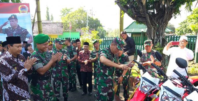 Pangdam V Brawijaya, Mayjen TNI R. Wisnoe Prasetja Boedi berkunjung ke Pasuruan, Jawa Timur.