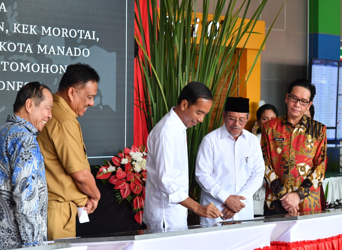 Presiden Joko Widodo saat peresmian Kawasan Ekonomi Khusus dilangsungkan di Bandara Internasional Sam Ratulangi, Kota Manado, Sulawesi Utara. (Foto: setneg for ngopibareng.id) 
