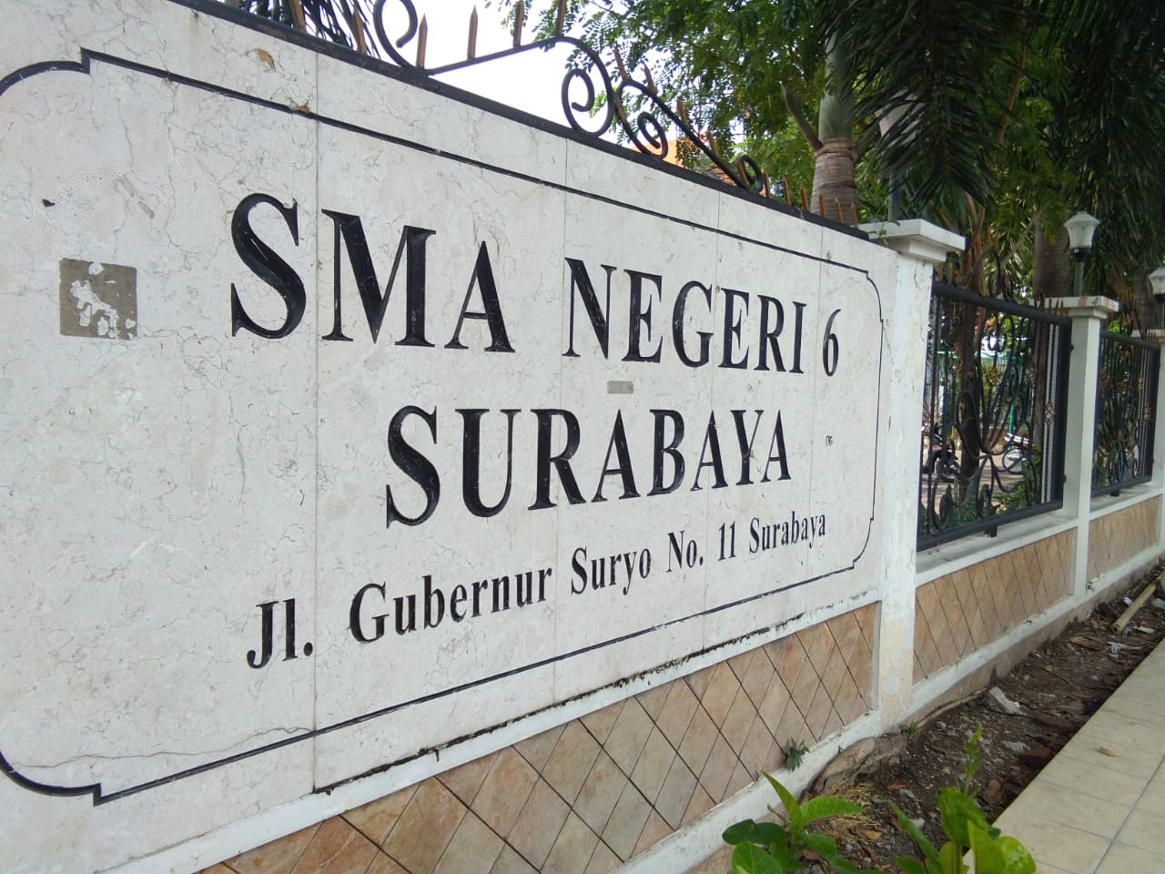 SMAN 6 Surabaya. Lokasi sekolah bertetangga dengan Grahadi. Hari ini jalan ditutup karena ada acara Latsitarda. (Foto:Pitasari/ngopibareng.id)