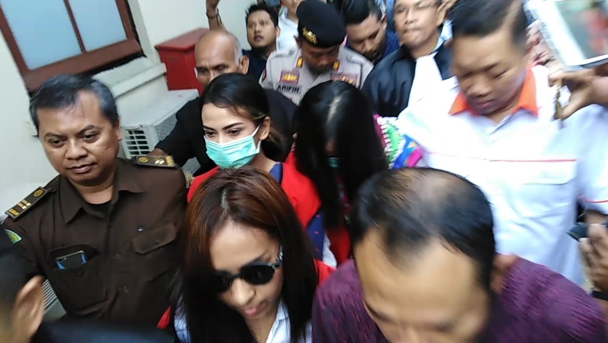 Vanessa Angel dan Muncikari Prostitusi Online di PN Surabaya, 1 April 2019. (Foto: Farid/ngopibareng.id) 