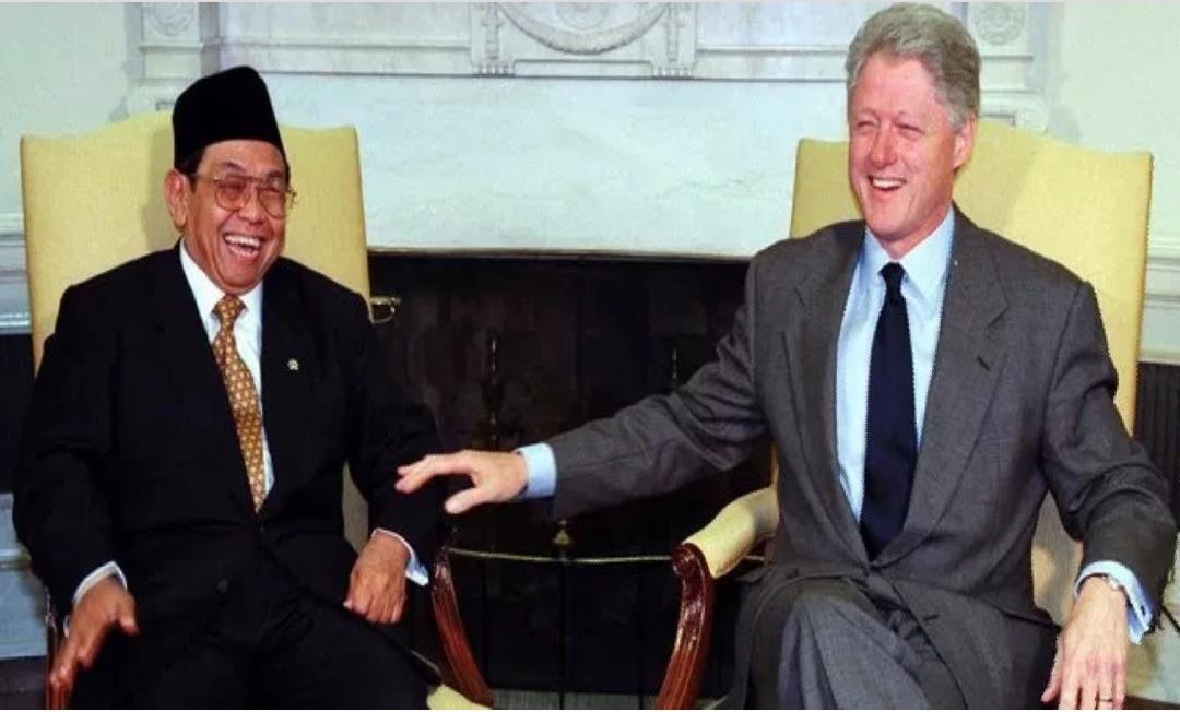 KH Abdurrahman Wahid dan Presiden George W Bush. (Foto: dok ngopibareng.id)