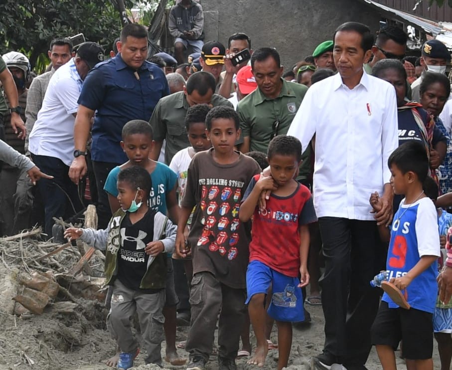 Presiden Jokowi bersama anak-anak korban banjir Sentani, Senin, 1 April 2019. (Foto: Biro Pers Setpres)