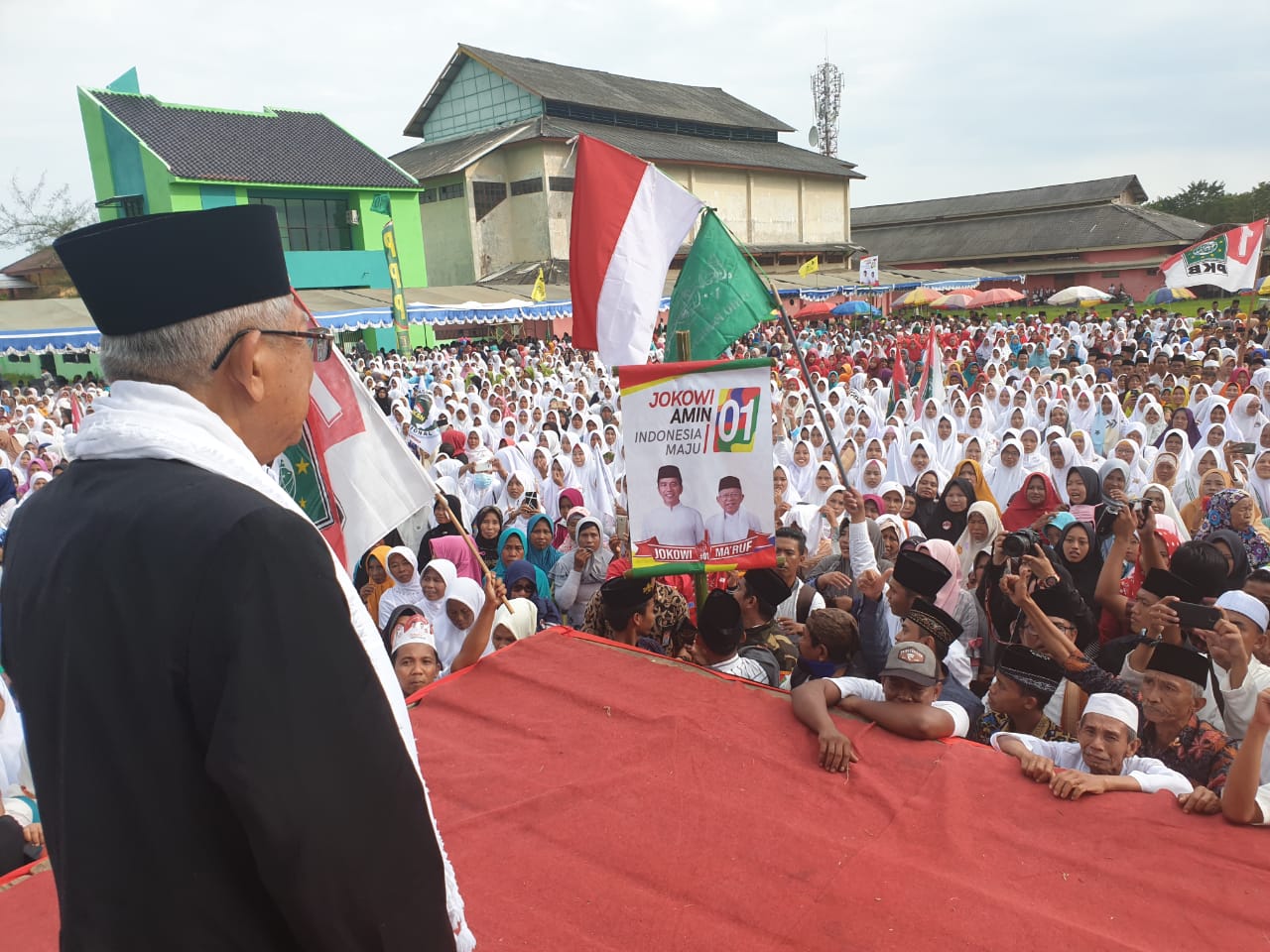 Kiai Ma'ruf Amin saat kampanye di Lapangan Ahmad Yani, Sumenep Madura, Senin 1 April 2019. (Foto: kma for ngopibareng.id)