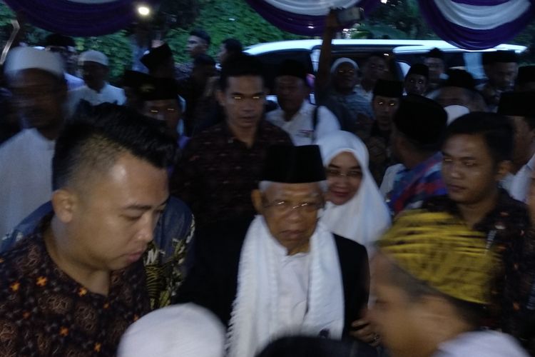 KH. Ma'ruf Amin, hendak berziarah ke makam leluhurnya, Pangeran Suhra Pradoto, di Desa Jambringin, Kecamatan Proppo, Kabupaten Pamekasan. (Foto: kma for ngopibareng.id)