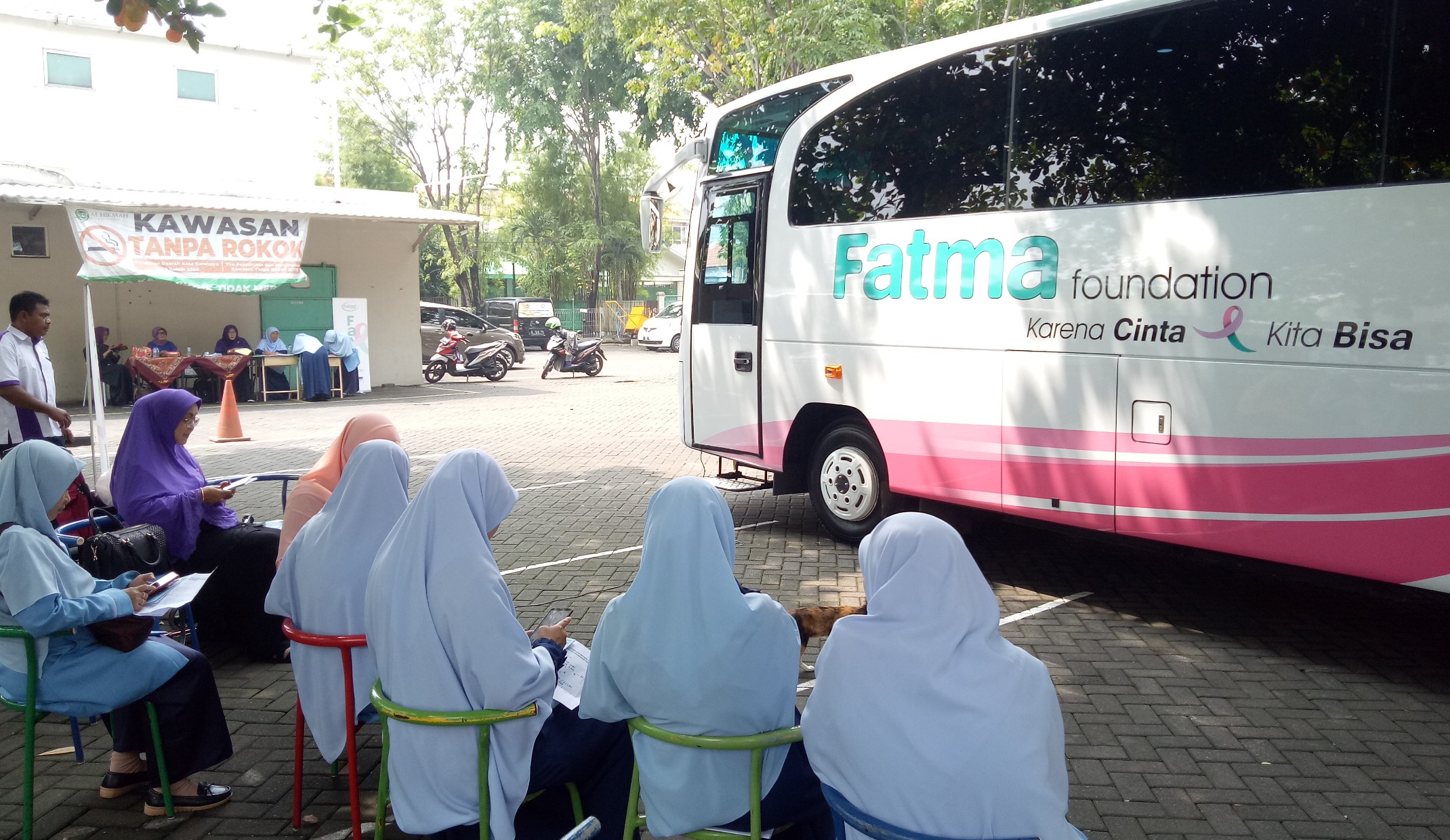 Para pengajar SD Al Hikmah Surabaya menunggu giliran pemeriksaan di bus Fatma Foundation, Selasa 2 April 2019. (Foto: Pita/ngopibareng.id)
