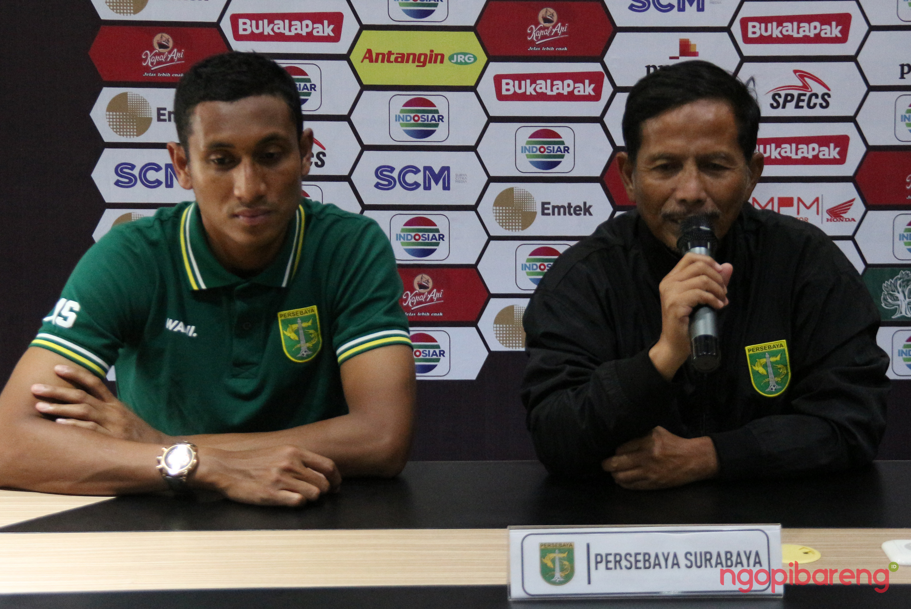 Pelatih Persebaya, Djajang Nurdjaman dan M. Syaifuddin. (foto: Haris/ngopibareng.id)