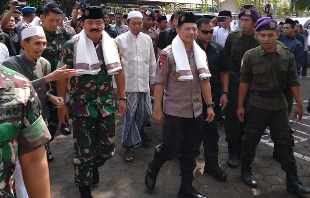 KH MUHAMMAD Zuhri Zaini (kiri) menyambut Panglima TNI Marsekal Hadi Tjahjanto dan Kapolri Jenderal Pol. Tito Karnavian. (Foto: Istimewa/ngopibareng.id)